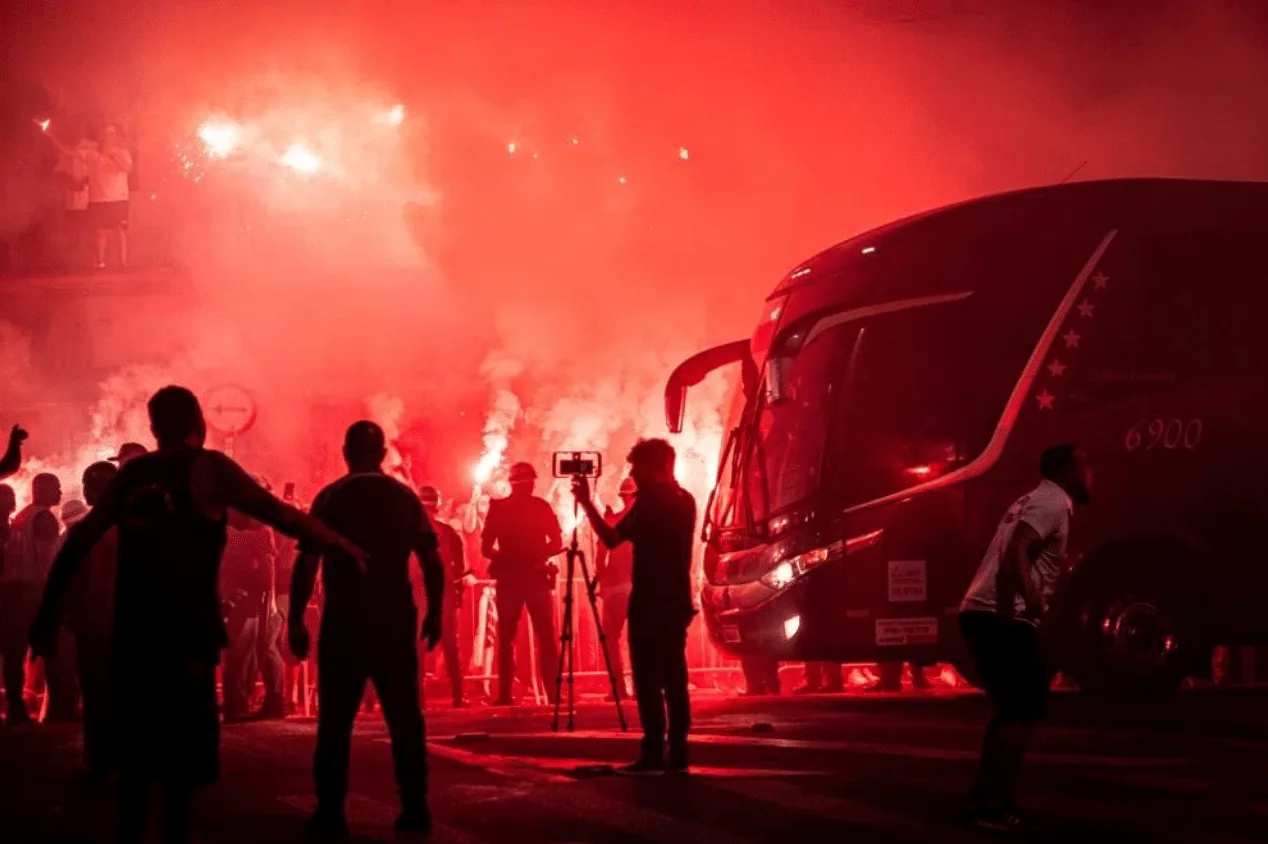 Torcedores do Santos fazem ‘corredor’ de fogo durante recepção aos jogadores