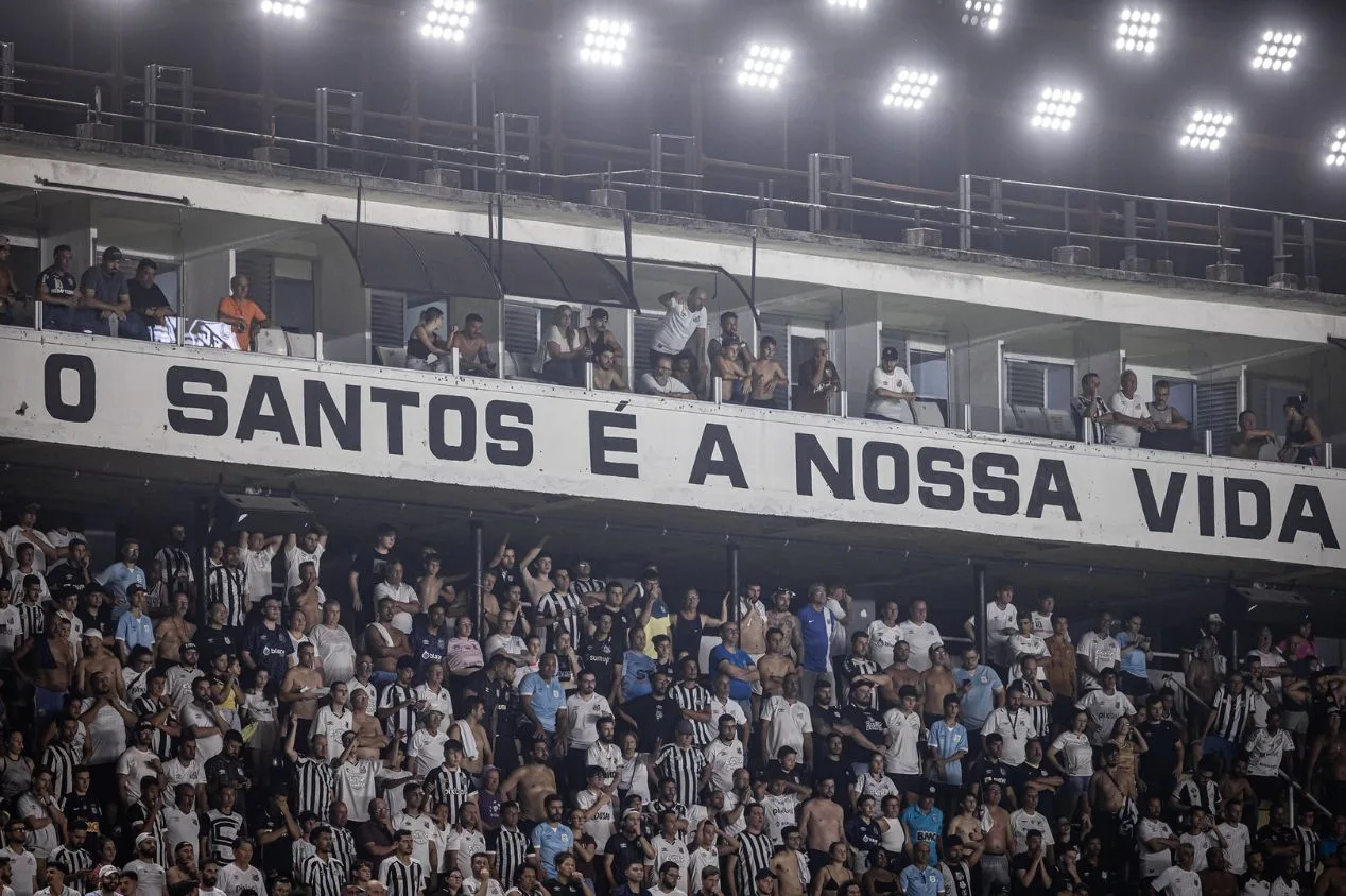 Craque Neto pede limpa no Santos após queda para a Série B