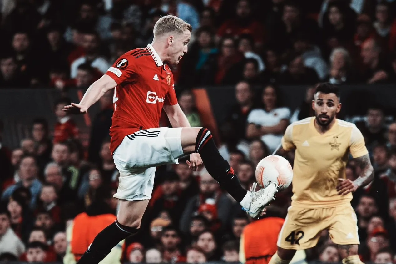 Manchester United fica perto de negociar Donny Van de Beek com o Eintracht Frankfurt
