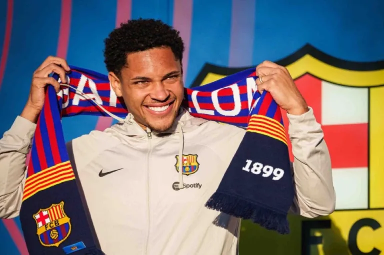 Vitor Roque conhece seus futuros companheiros de vestiário do Barcelona; assista