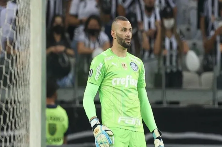 Weverton falha em dérbi e é detonado por torcedores do Palmeiras