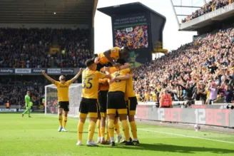 Jogadores do Wolverhampton comemoram gol contra o Chelsea