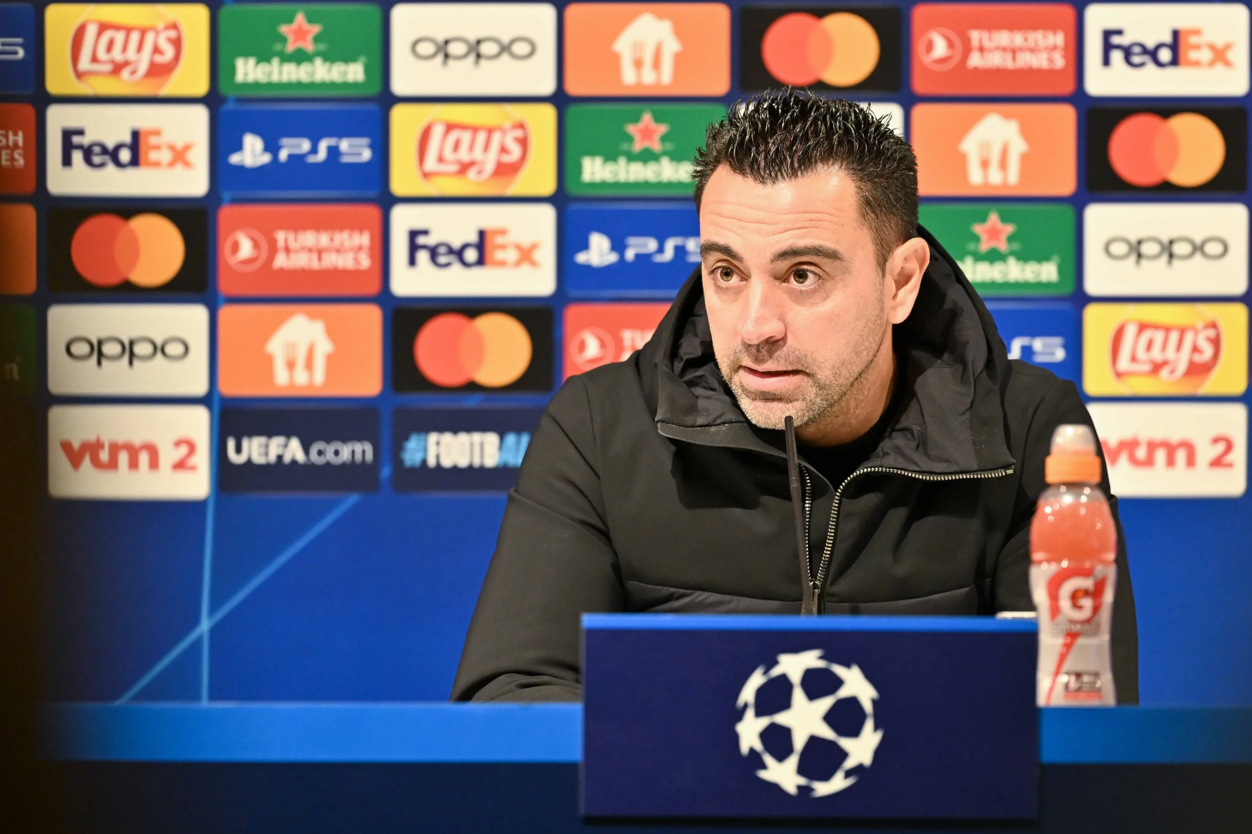 Xavi ignora críticas e diz que Barcelona segue na luta por quatro títulos