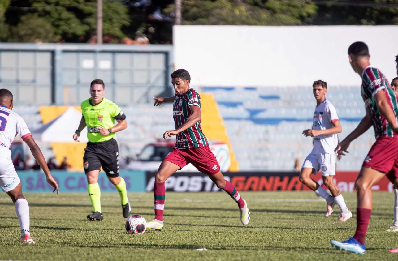 Fluminense e São Carlense marcam três gols no primeiro tempo; veja