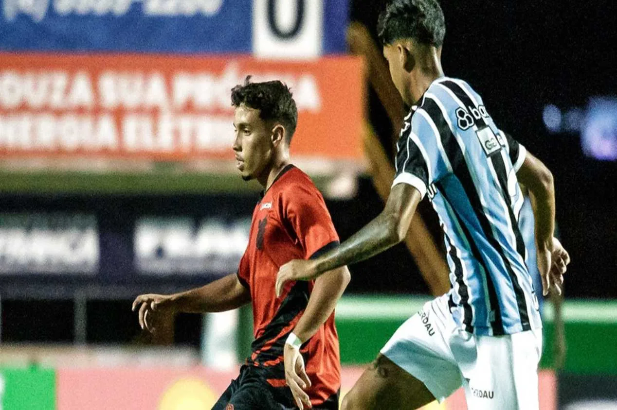 Athletico-PR marca quatro e conquista a virada sobre o Grêmio; veja