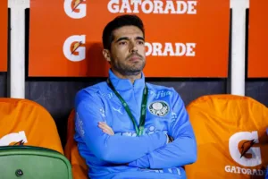 Menon comenta processo que recebeu de Abel Ferreira, do Palmeiras: “Plano de calar as pessoas”