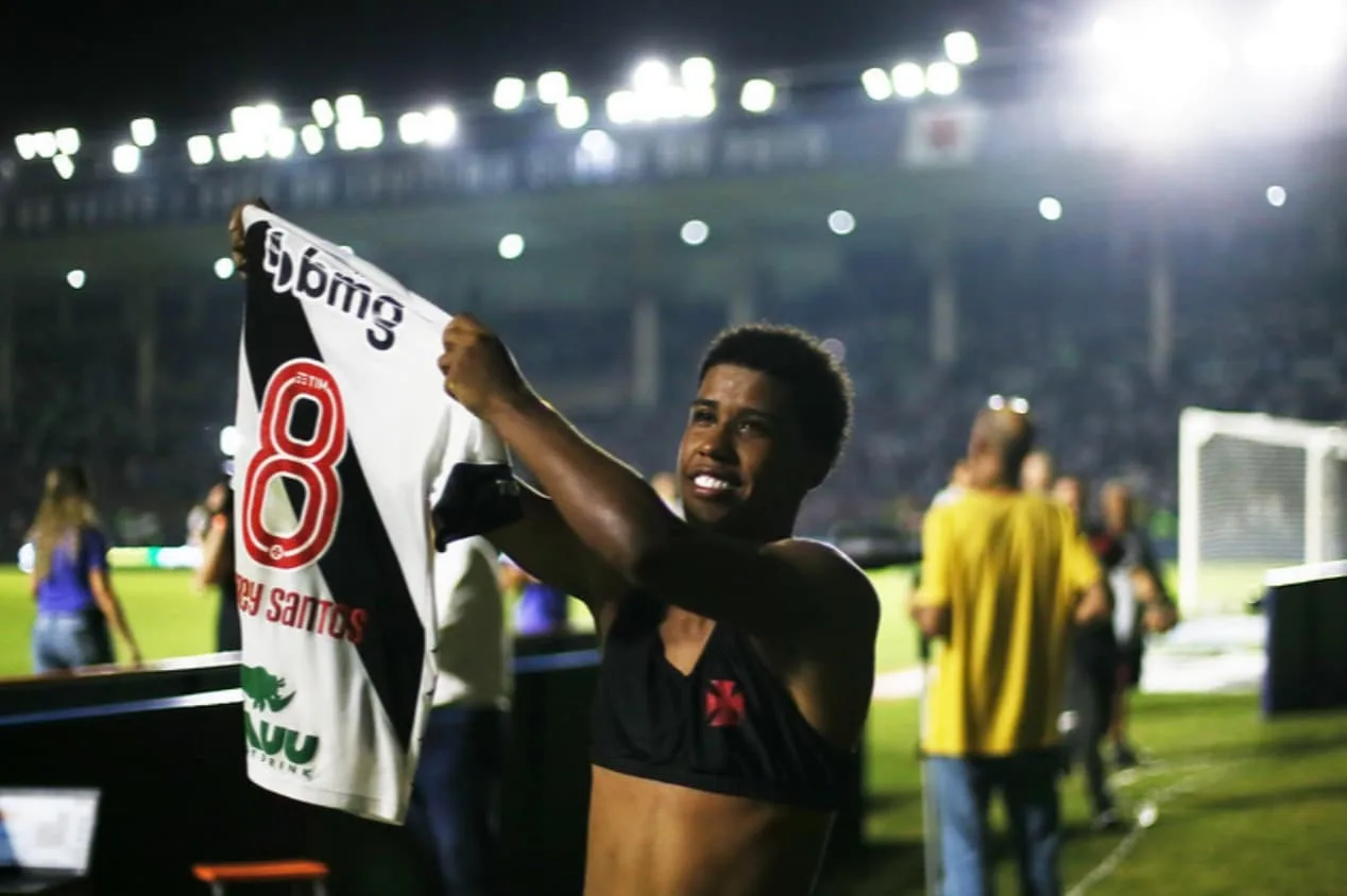 Chelsea não descarta vender Andrey Santos, ex-jogador do Vasco