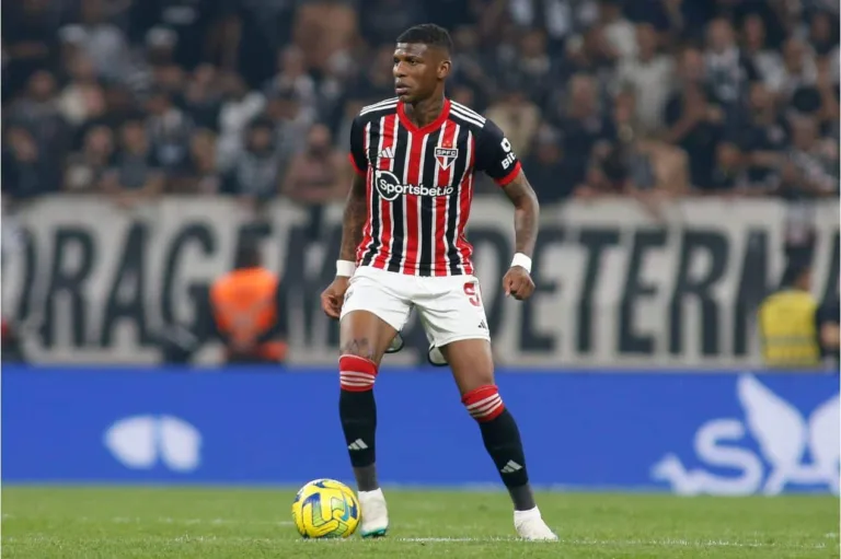 Al Nassr negocia com SPFC contratação de zagueiro Arboleda