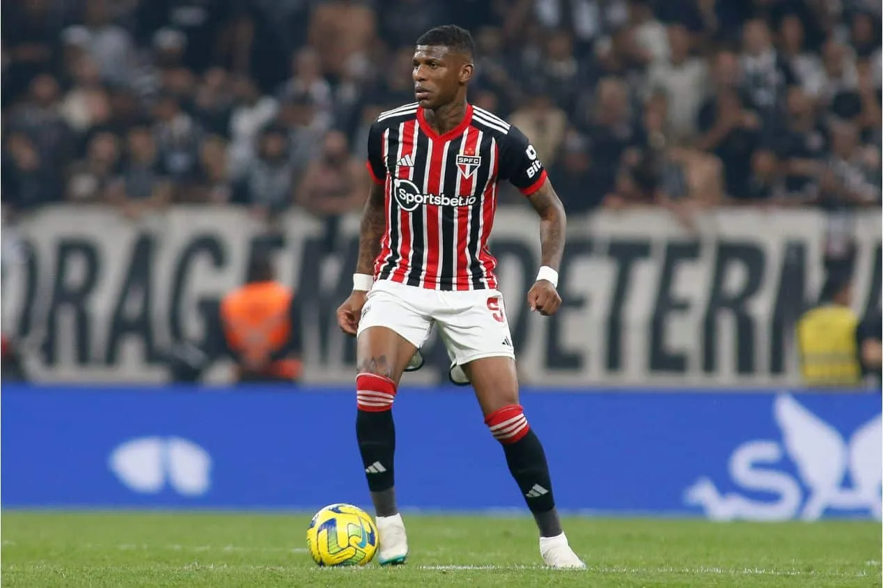 Al Nassr negocia com SPFC contratação de zagueiro Arboleda