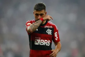 Neto deixa Arrascaeta de lado e crava melhor meia do futebol brasileiro