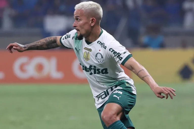 Artur deixa o Palmeiras e Ronaldo Giovaneli dispara: “Vende na hora certa”