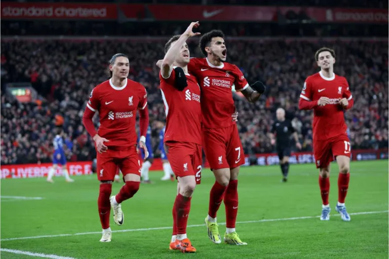 Liverpool goleia o Chelsea e se isola na liderança da Premier League