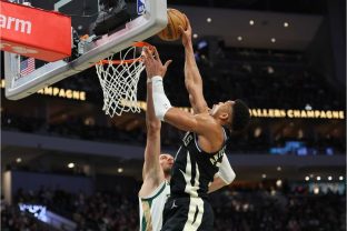 Antetokounmpo vai para a enterrada na vitória dos Bucks sobre os Celtics (Stacy Revere/Getty Images)