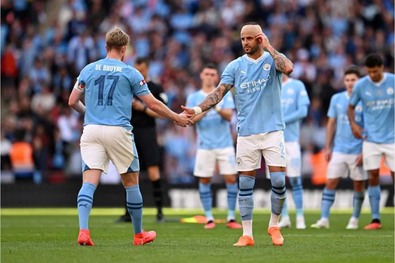 Companheiros de City, Walker exalta De Bruyne: “Mesmo nível de Cristiano Ronaldo e Messi”