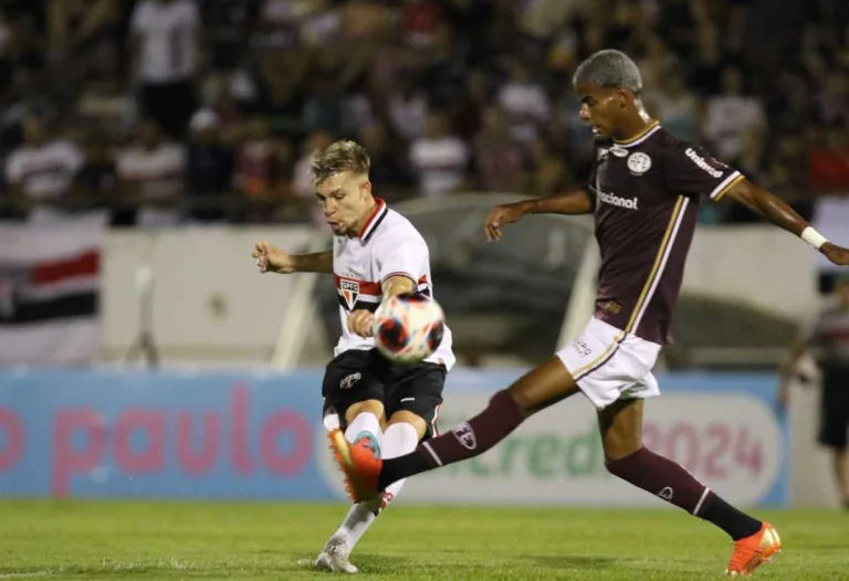 Em clima de revanche, São Paulo vence a Ferroviária no sufoco e segue na Copinha
