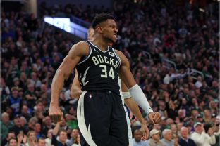 Antetokounmpo vibra durante a vitória dos Bucks sobre os Celtics hoje (11), pela temporada regular da NA (Stacy Revere/Getty Images)