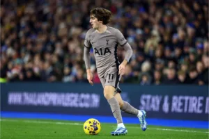 Bryan Gil rejeita saída do Tottenham e ficará no clube para o restante da temporada