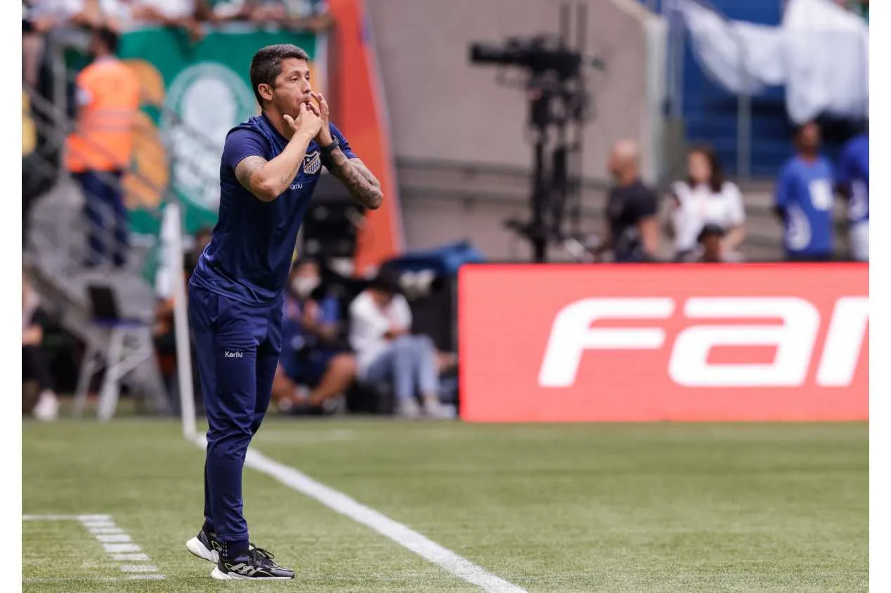 SPFC se “decepcionou” com técnico antes de acerto com Thiago Carpini, diz Flávio Prado