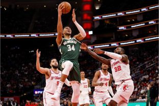 Antetokounmpo em ação pelos Bucks na derrota contra os Rockets pela temporada regular da NBA (Tim Warner/Getty Images)