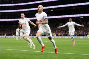 Tottenham aplica “virada relâmpago” e bate o Brentford em casa
