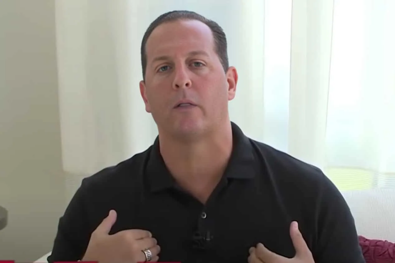 Benja é surpreendido ao vivo com “saída” em programa no YouTube