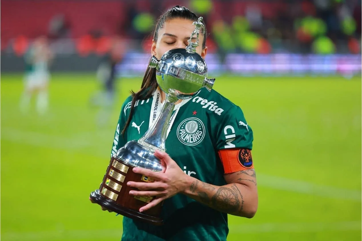 Leila Pereira comenta renovação de Bia Zaneratto no Palmeiras Feminino