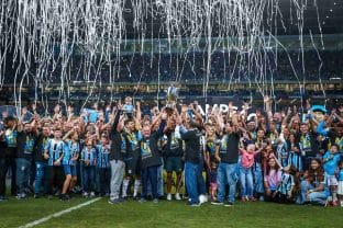 Grêmio levantando a taça do sexto título consecutivo do Campeonato Gaúcho. (Crédito:  LUCAS UEBEL/GREMIO FBPA)