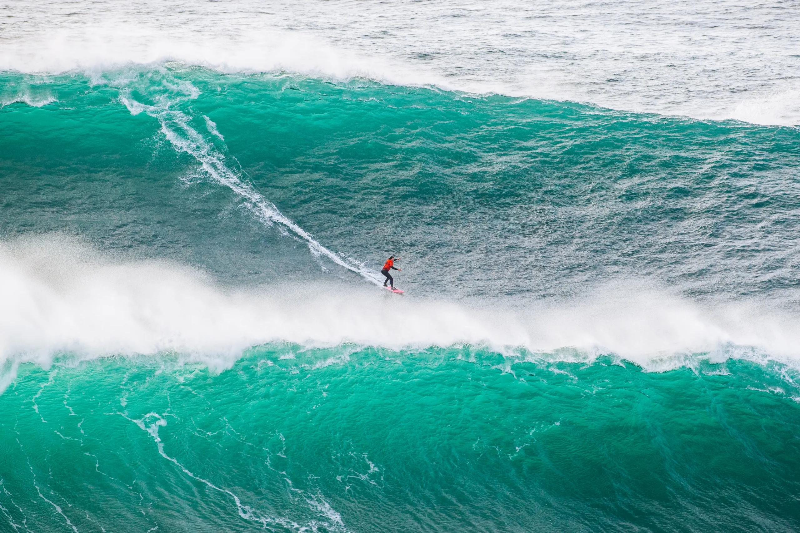 WSL: Brasil domina ondas gigantes com pódio triplo em Nazaré