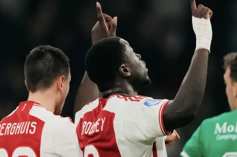 Ten Hag mira jogador do Ajax para substituir Martial no Manchester United