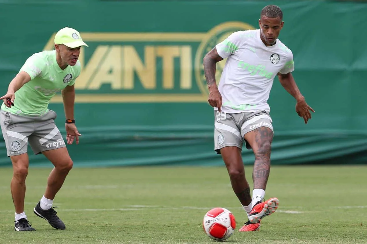 Palmeiras vende atacante e indica quem muda de posição com Abel Ferreira