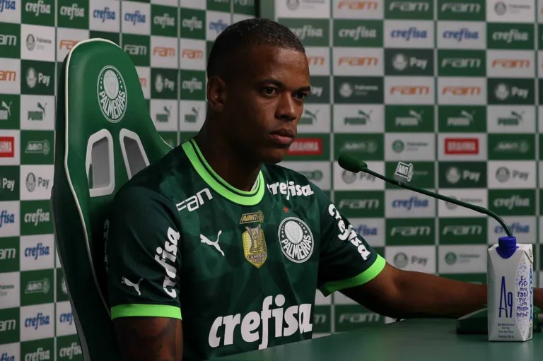 Cicinho deixa aviso para Caio Paulista após fechar com Palmeiras: “Não vai jogar”