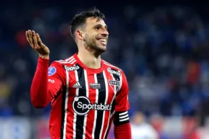 Cicinho não perdoa Corinthians após SPFC quebrar tabu: “Chora não”