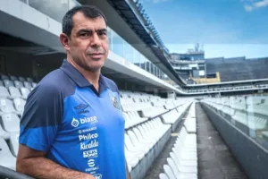 Carille cita Abel em crítica a gramado do Allianz após derrota do Santos: “Até ele reclama”