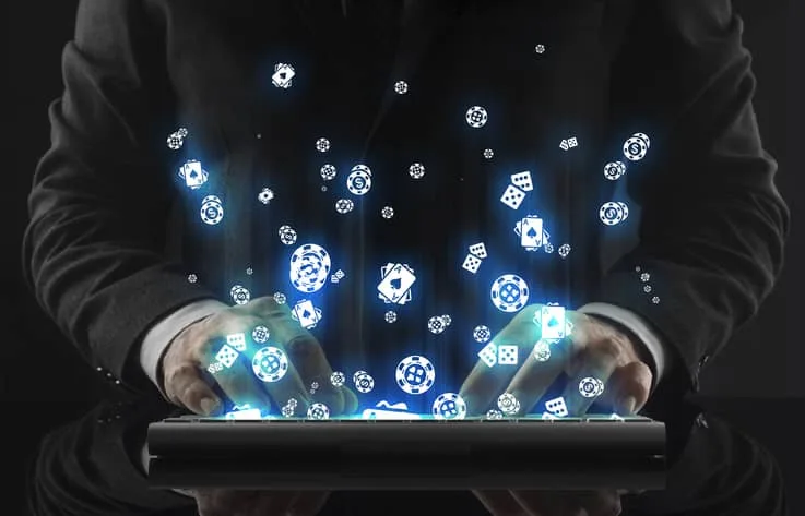 Homem de negócio que trabalha no escritório e nos ícones que aparecem