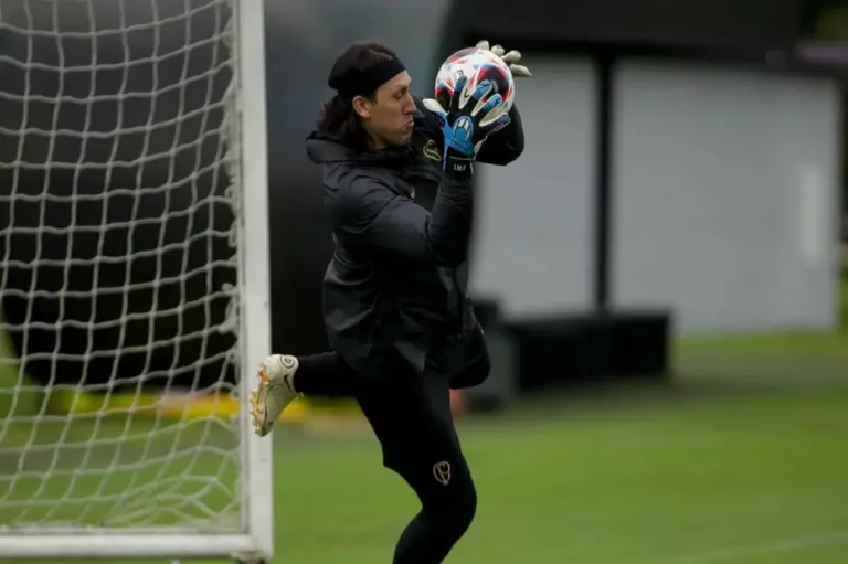 Cássio se prepara para a 13ª temporada pelo Corinthians; veja números