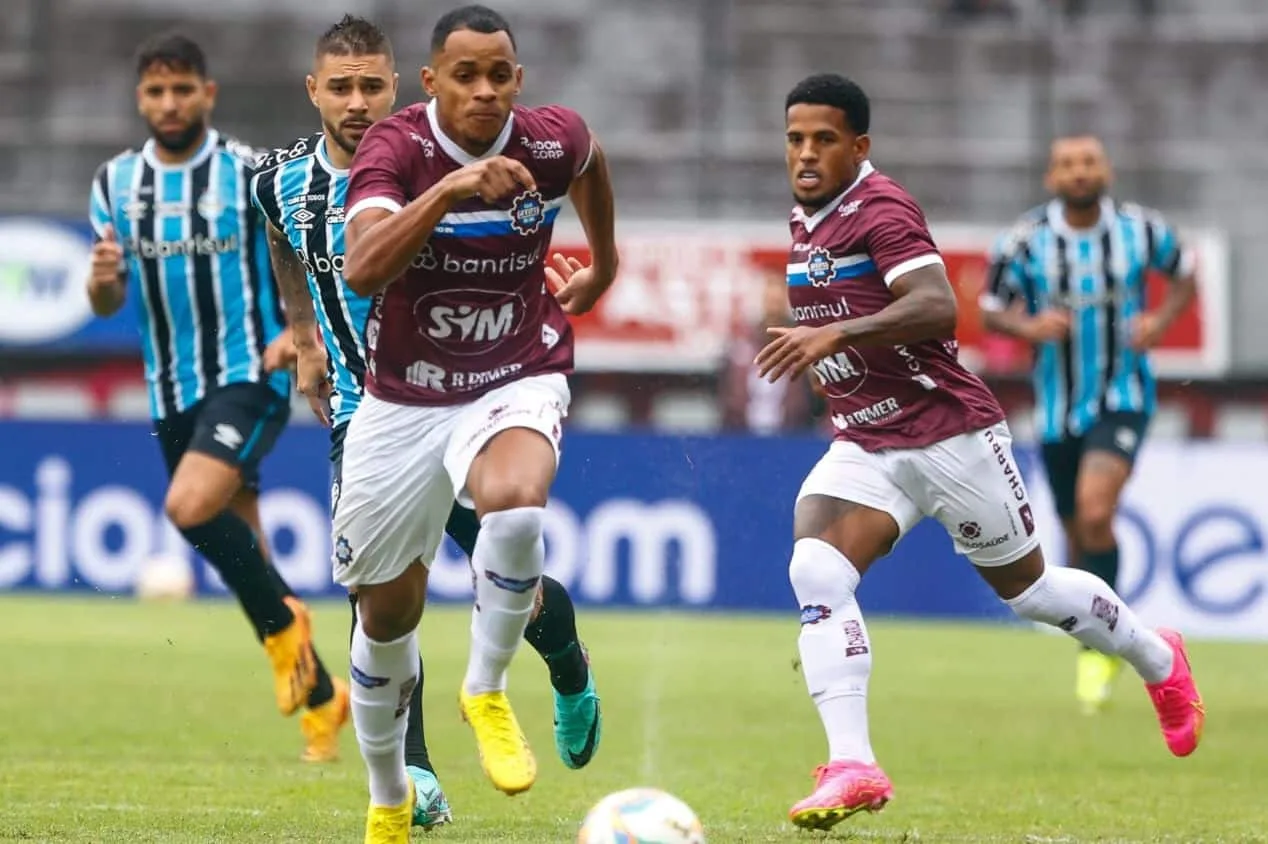 Grêmio perde de virada para o Caxias na estreia do Gauchão