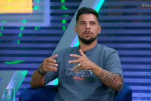 Cicinho descarta time do Brasileirão sendo campeão: “Não luta”