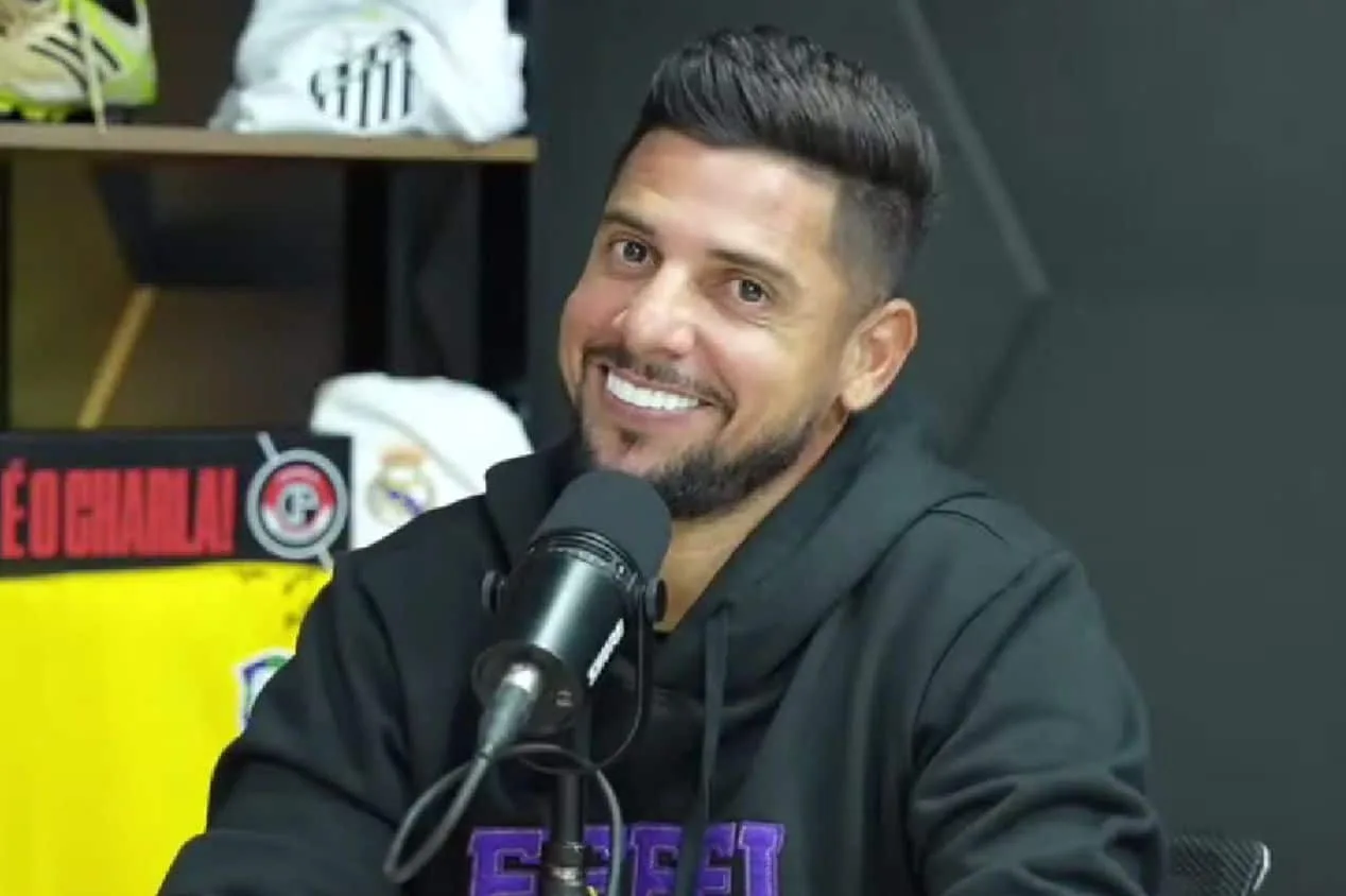 Cicinho provoca após recado de Benja sobre Gabigol no Corinthians