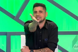 Cicinho provoca Corinthians após declarações de presidente: “Pegadinha”