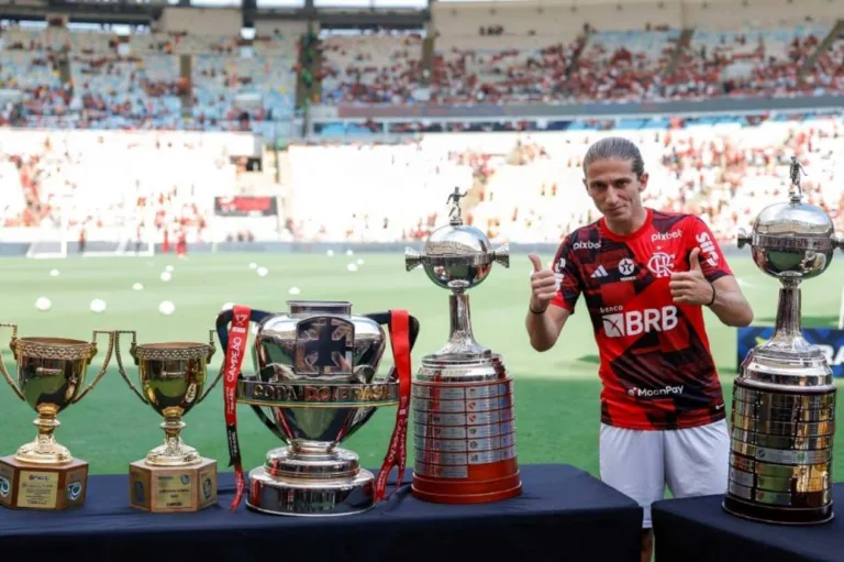 Cicinho indica Filipe Luís como substituto de Dorival Jr no SPFC: “É o momento”
