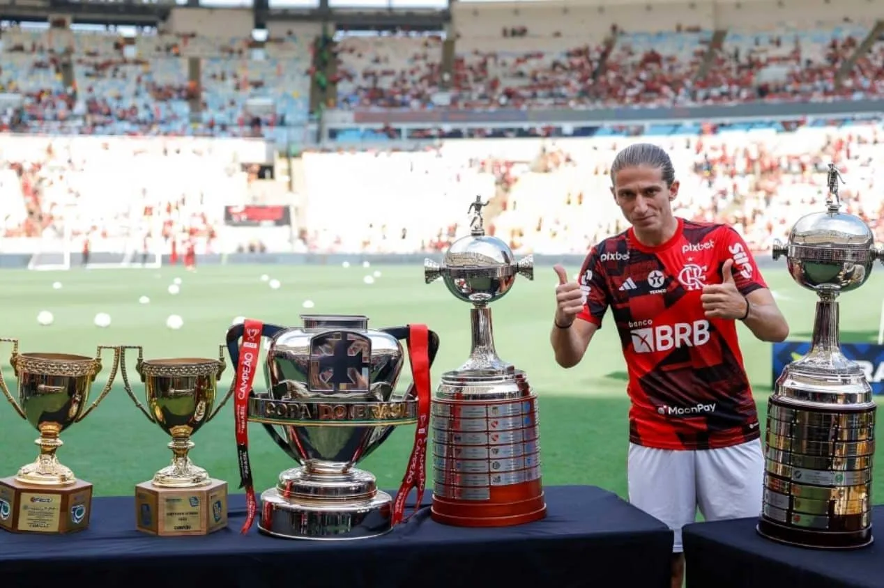 Cicinho indica Filipe Luís como substituto de Dorival Jr no SPFC: “É o momento”