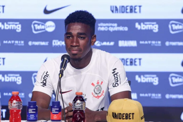 Corinthians sofre transfer ban da Fifa por dívida e torcedores ironizam: “Parabéns Augusto Melo”