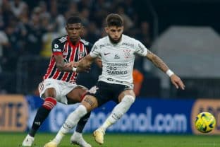 Arboleda tenta tomar a bola de Yuri Alberto em Corinthians x São Paulo pela Copa do Brasil 2023. (Miguel Schincariol/Getty Images)
