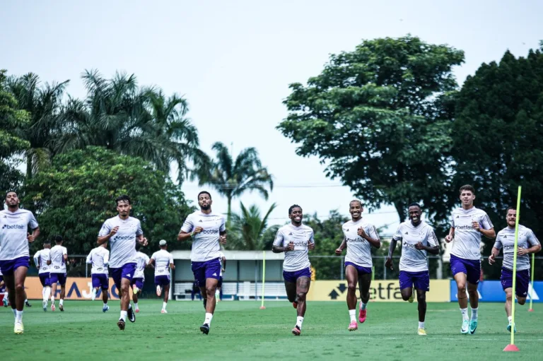 Com reforços, veja como deve ficar o time base do Cruzeiro para 2024