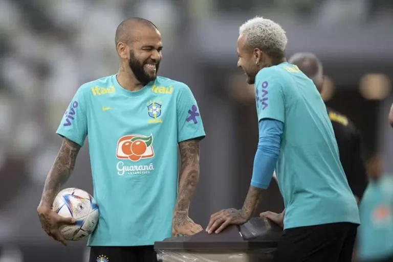 Pai de Neymar empresta advogado e dá ajuda financeira para aliviar pena de Daniel Alves
