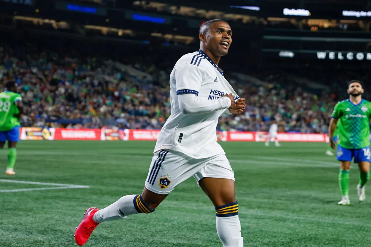 Fluminense surpreende e anuncia contratação do atacante Douglas Costa