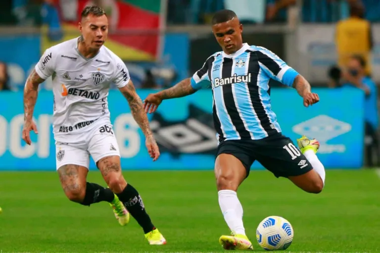 Grêmio ‘errou’ com Douglas Costa, assume ex-presidente: “Intenção foi ótima”
