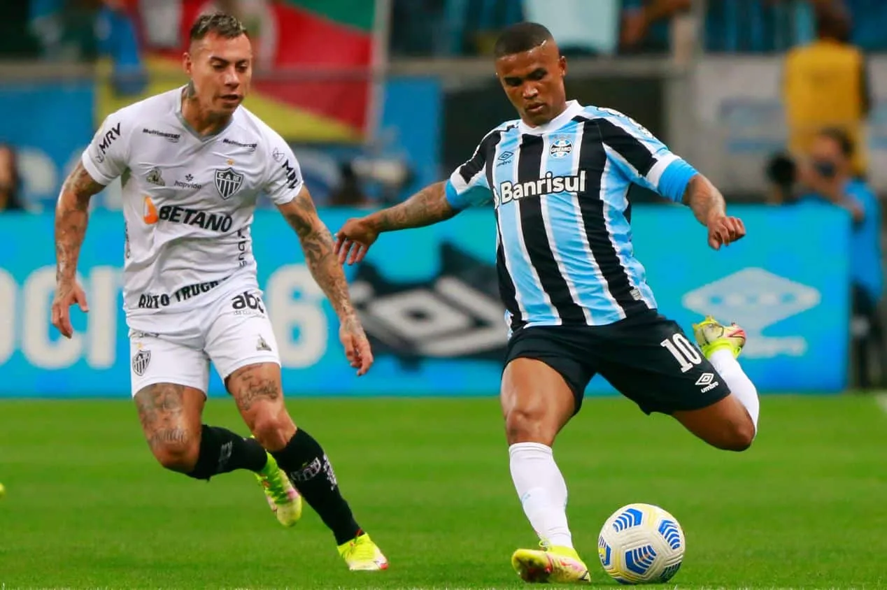 Grêmio ‘errou’ com Douglas Costa, assume ex-presidente: “Intenção foi ótima”