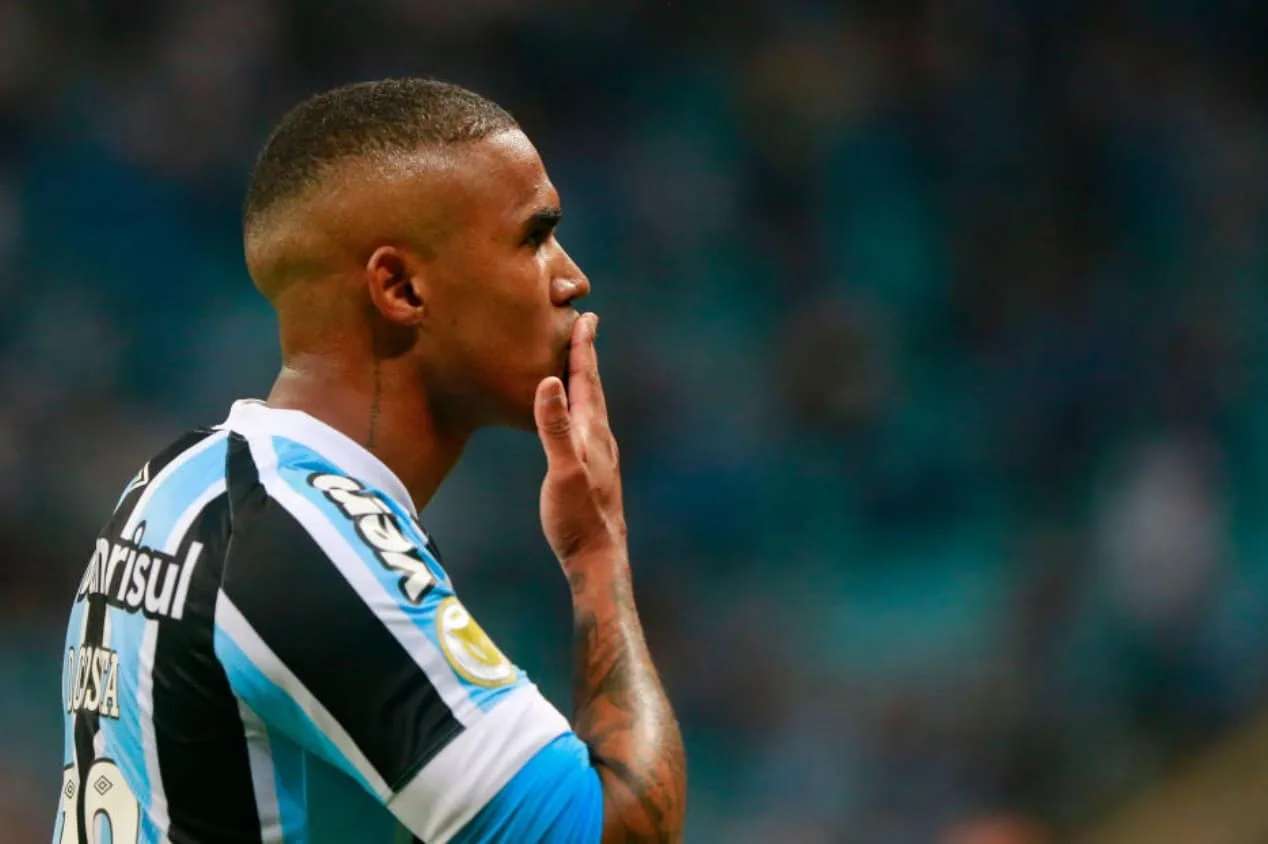 Cruzeiro negocia a contratação de Douglas Costa, ex-Grêmio