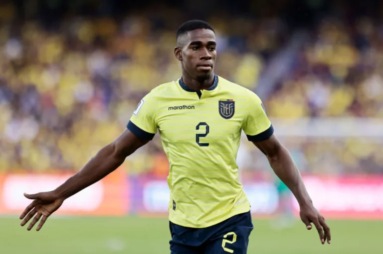 Mercado da bola: diretor do Corinthians oficializa contratação de Félix Torres